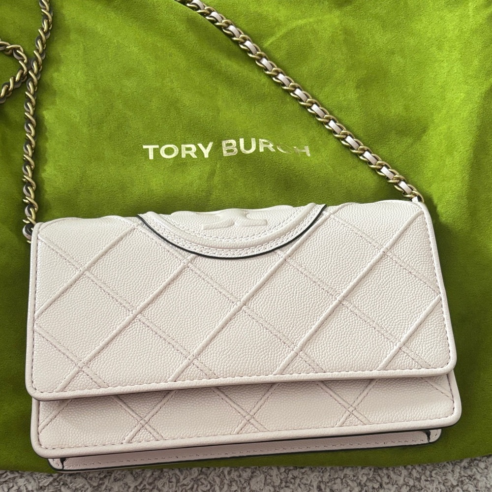 Tory Burch Quilted Crossbody Bag in Light Pink with Chain - LIKE NEW 💕 - Picture 4 of 9
